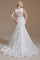 Elegant Mermaid Gown Featuring Long Lace and Tulle