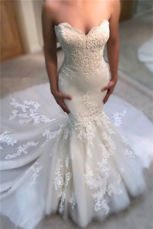 Elegant Mermaid Wedding Dress with Sweetheart Neckline and Lace Appliques