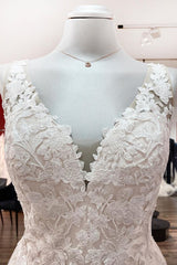 Elegant V-Neck A-Line Wedding Gown with Open Back and Lace Appliques in Tulle