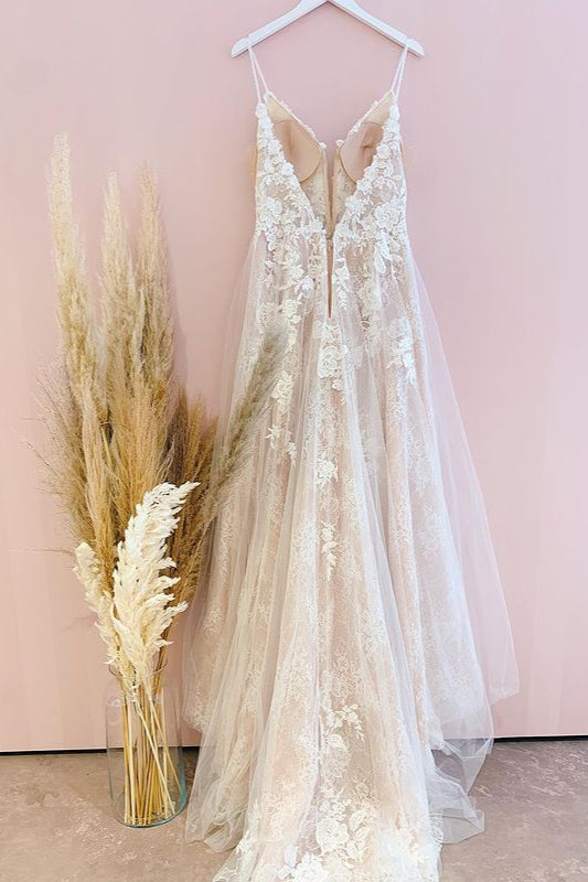 Elegant A-Line Tulle Wedding Dress with Spaghetti Straps and Lace Appliques
