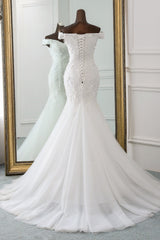 Elegant Mermaid Bridal Gown with Off-The-Shoulder Tulle Lace