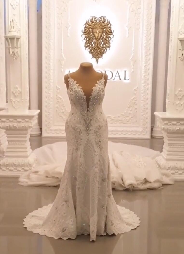 Sweetheart Backless Wedding Dress with Elegant Spaghetti Straps and A-line Appliques Lace