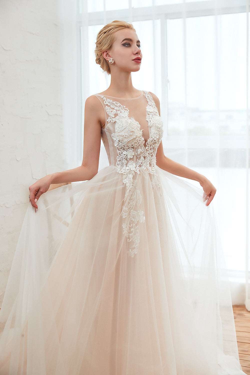 Open Back Vintage A-line Wedding Dress with Floral Lace in Bateau Tulle