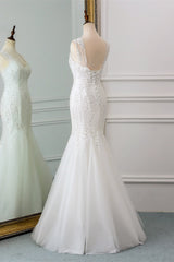 Elegant Long Mermaid V-neck Wedding Gown in Tulle with Beadings