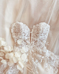 Elegant A-line Wedding Gown with Spaghetti Straps and Lace Appliques in Tulle