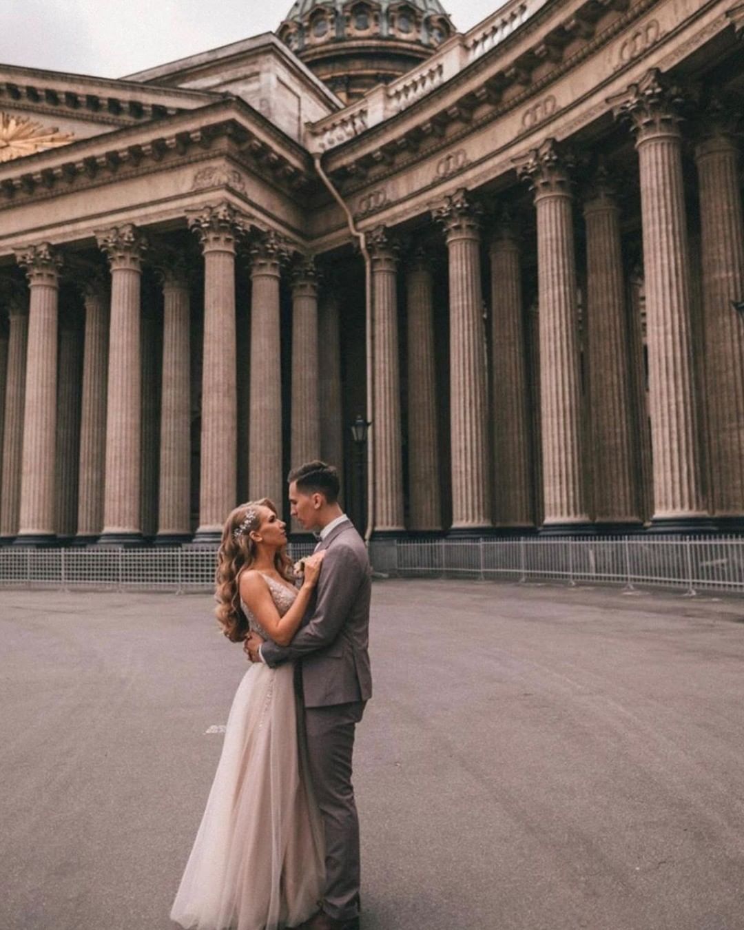 Boho Elegance: Long V-neck A-line Wedding Dress with Tulle Lace and Slit Appliques