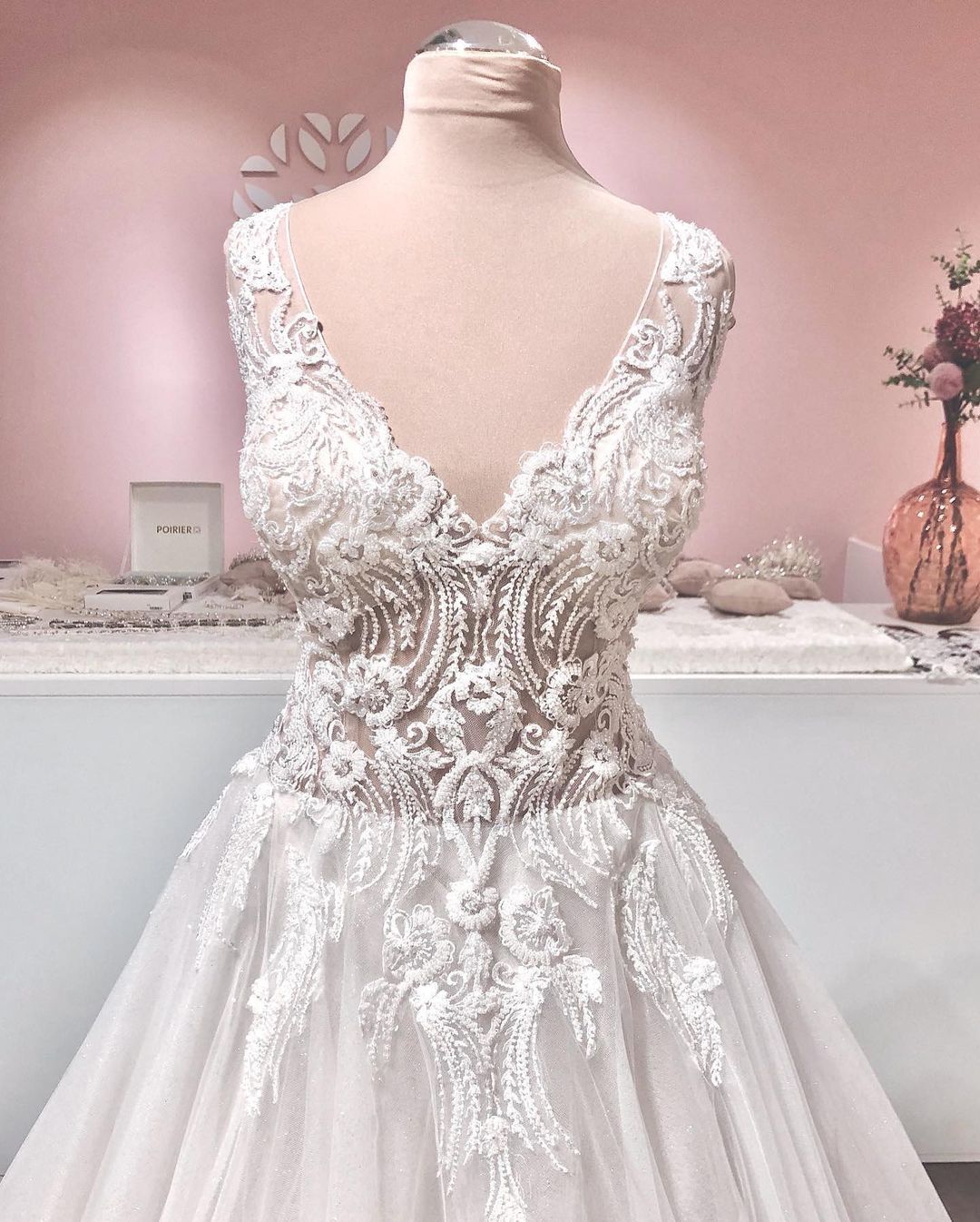 Elegant A-line Wedding Dress with Backless Ruffles and Deep V-neck in Tulle and Lace Appliques