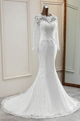 Elegant Mermaid Bridal Gown with Long Sleeves and Tulle Details