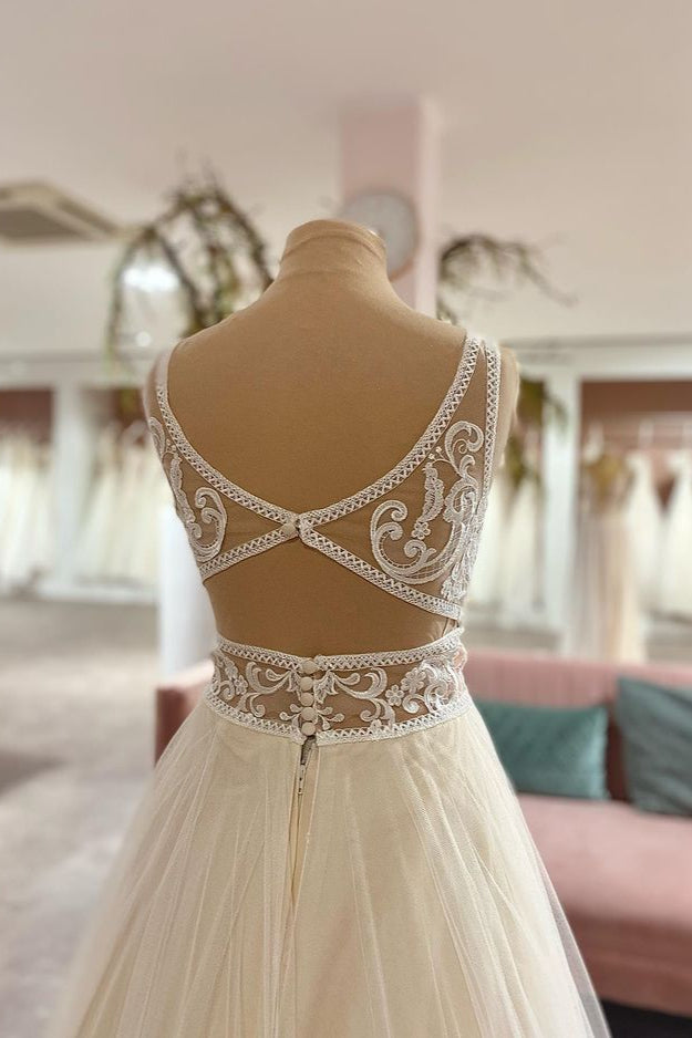 Elegant Sweetheart A-Line Wedding Gown in Tulle with Lace Appliques