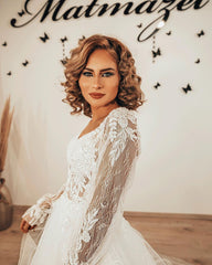 Sweetheart A-Line Wedding Dress with Romantic Long Sleeves and Lace Appliques on Tulle