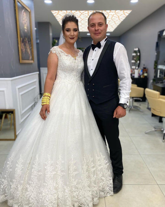 Elegant V-neck A-line Bridal Gown in Lace and Tulle