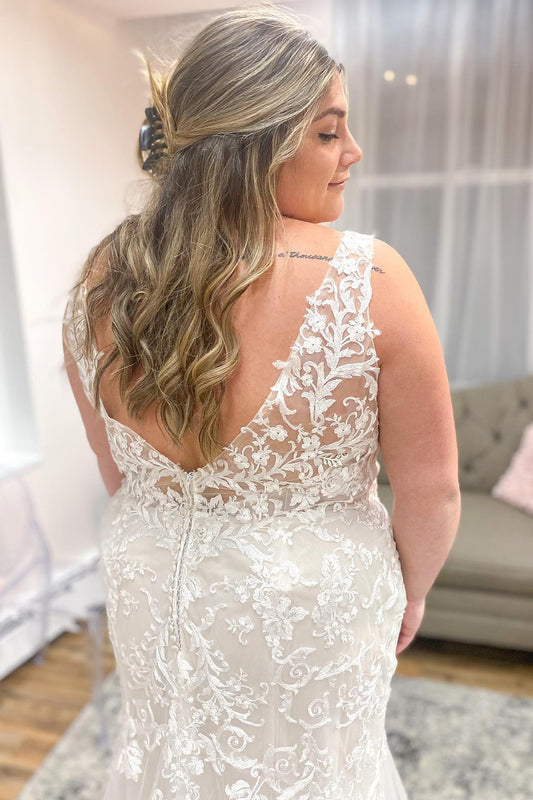 Mermaid V-neck Wedding Dress with Classic Spaghetti Straps and Appliques Lace Tulle