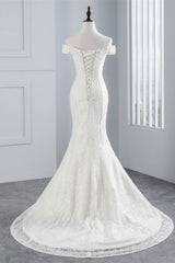 Elegant Floor-length Off-The-Shoulder Mermaid Bridal Gown With Lace