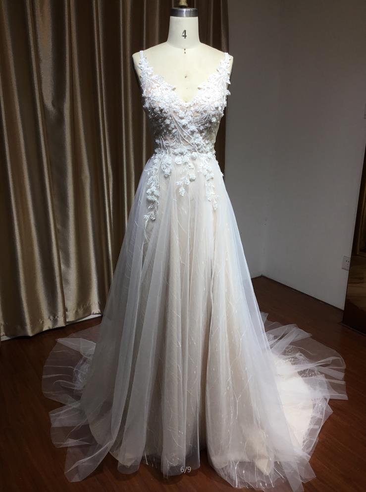 Elegant Backless A-line Wedding Dress with Floral Appliques and Chic Straps
