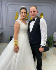 Elegant V-neck A-line Bridal Gown in Lace and Tulle