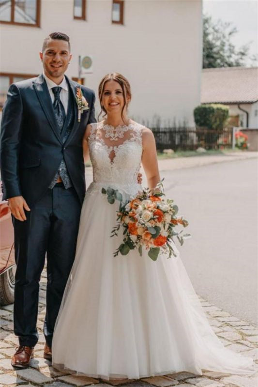 Sleeveless Bateau A-Line Wedding Dress in Tulle and Lace