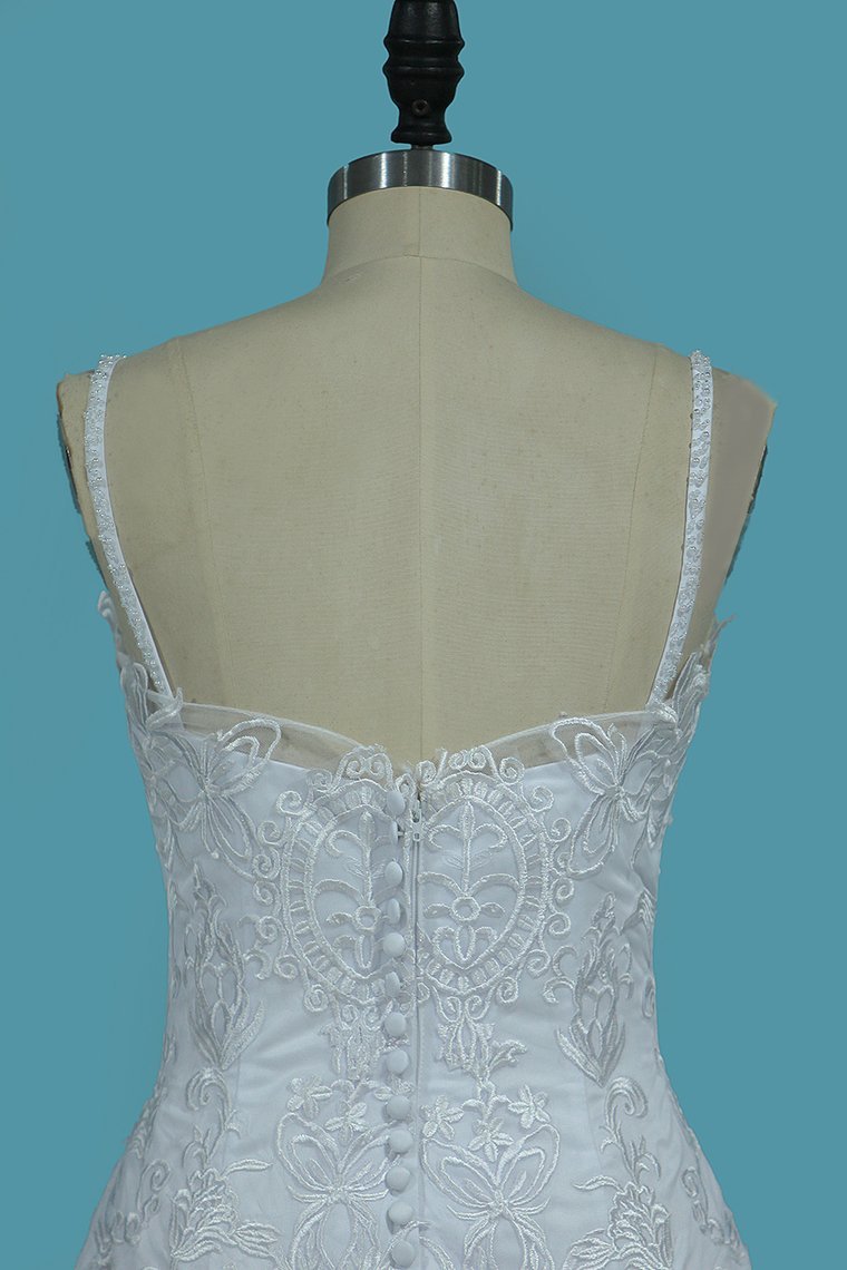 Elegant Spaghetti-Straps Mermaid Wedding Dress in Tulle with Backless Design and Lace Appliques