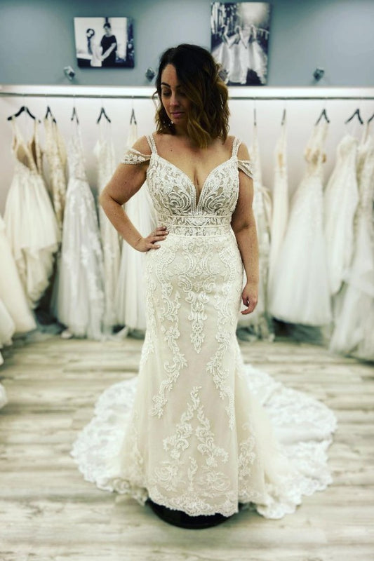 Sweetheart Mermaid Wedding Dress with Elegant Spaghetti Straps and Lace Appliques, Floor-length