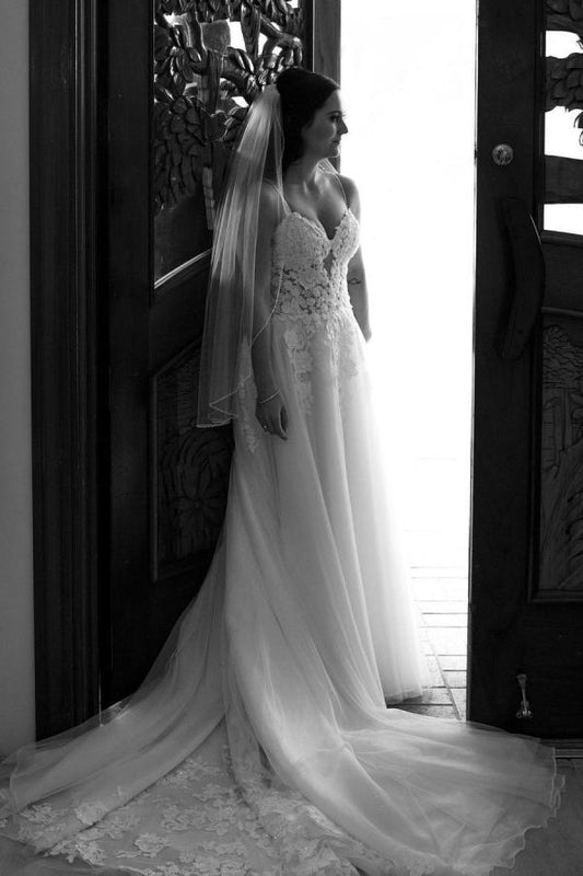 Elegant Sweetheart A-line Wedding Gown with Spaghetti Straps and Lace Tulle