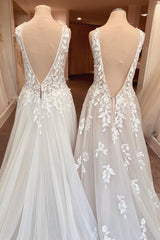 Open Back Vintage Sweetheart Wedding Dress with Ruffles and Lace Appliques in A-Line