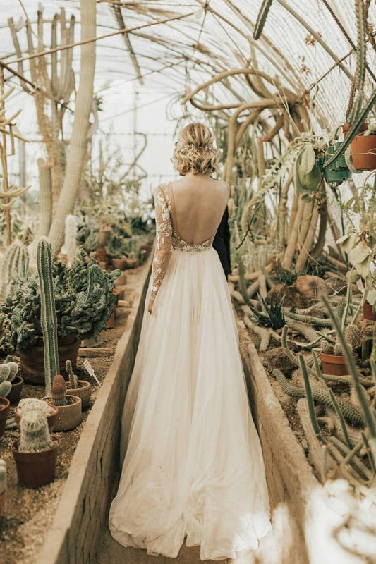 Elegant A-Line Wedding Gown in Chiffon with Long Sleeves and Lace Appliques
