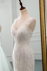 Elegant Long Mermaid V-neck Wedding Gown in Tulle with Beadings