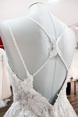 Elegant Princess V-neck Long Ruffled Wedding Gown with Spaghetti Straps and Lace Tulle