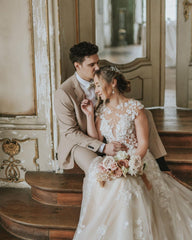 Elegant Boho A-line Wedding Gown in Tulle with Lace Appliques