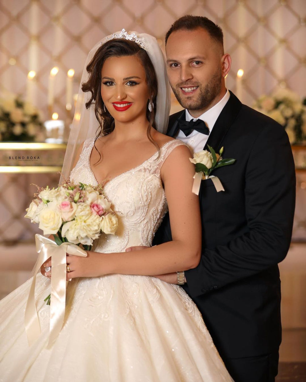 Elegant V-neck Tulle Wedding Ball Gown Featuring Lace Appliques