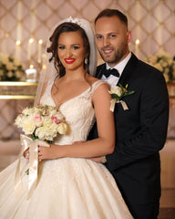 Elegant V-neck Tulle Wedding Ball Gown Featuring Lace Appliques