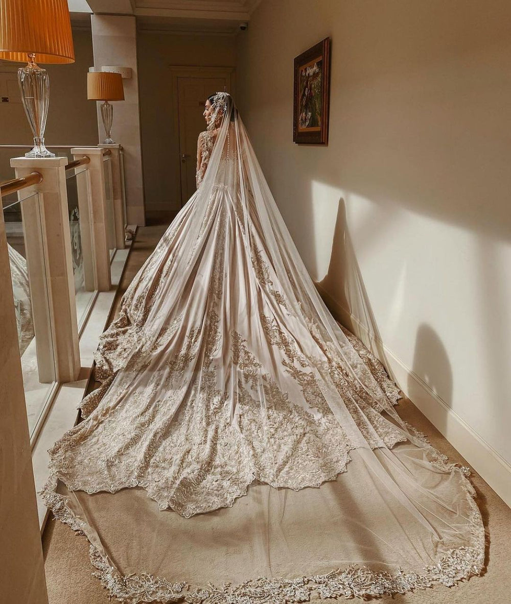 Elegant Sweetheart Pearl Wedding Dress with Long Sleeves in Satin and Beadings