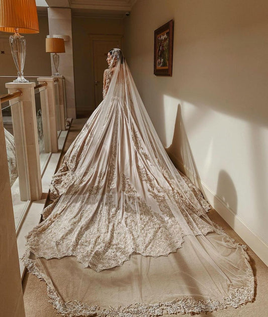 Elegant Sweetheart Pearl Wedding Dress with Long Sleeves in Satin and Beadings