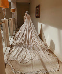 Elegant Sweetheart Pearl Wedding Dress with Long Sleeves in Satin and Beadings
