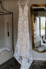 Elegant Mermaid Wedding Gown with Lace V-Neck and Spaghetti Straps