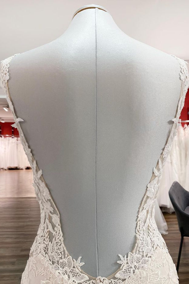 Elegant White Mermaid Wedding Gown with Open Back and Tulle Lace