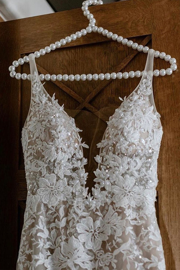 Elegant Mermaid Wedding Gown with Lace V-Neck and Spaghetti Straps