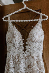 Elegant Mermaid Wedding Gown with Lace V-Neck and Spaghetti Straps