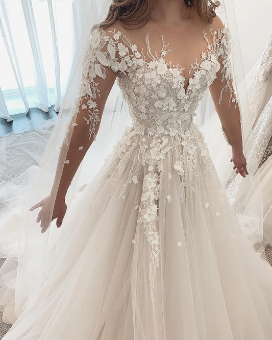Elegant Sweetheart Long Sleeve A-Line Wedding Dress in Tulle with Lace Appliques