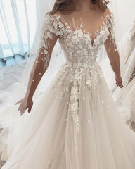 Elegant Sweetheart Long Sleeve A-Line Wedding Dress in Tulle with Lace Appliques
