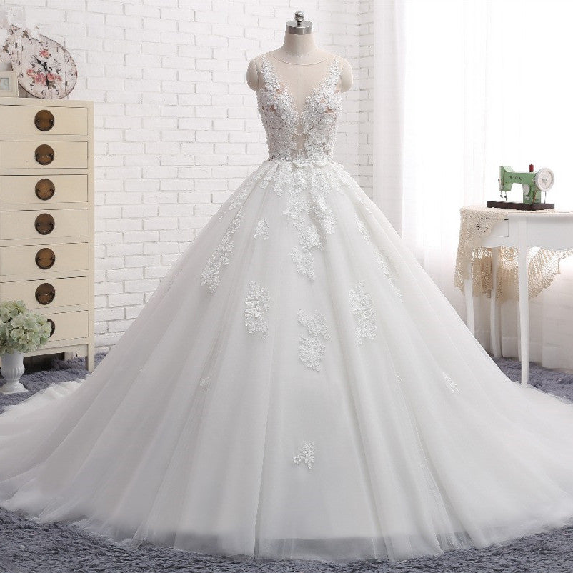 Elegant Sleeveless Tulle Wedding Dress with Lace Appliques and Train