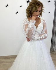 Sweetheart A-Line Wedding Dress with Romantic Long Sleeves and Lace Appliques on Tulle