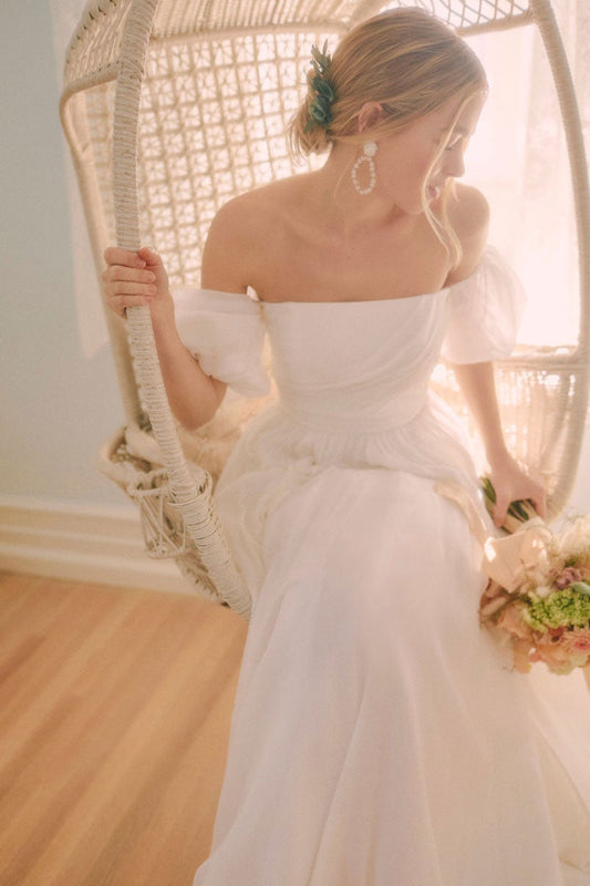 Elegant Off-the-Shoulder Strap Bridal Gown