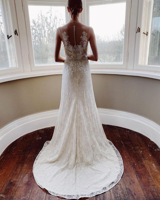 Elegant Pearl Mermaid Bateau Wedding Gown with Floor-length Lace and Sash Appliques