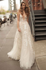 Wedding Dress with V-Neck and Tulle Appliques