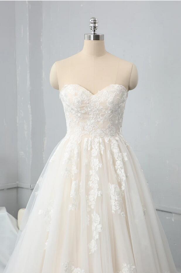 Elegant Sweetheart A-Line Wedding Gown with Backless Design and Tulle Lace Appliques