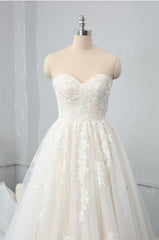 Elegant Sweetheart A-Line Wedding Gown with Backless Design and Tulle Lace Appliques