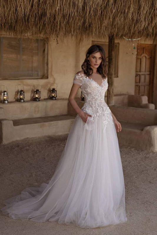 Sweetheart A-Line Wedding Dress with Elegant Off-the-Shoulder Tulle and Lace Appliques, Featuring Pockets