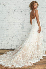Elegant Sleeveless Wedding Dress with Lace Appliques and Spaghetti Straps