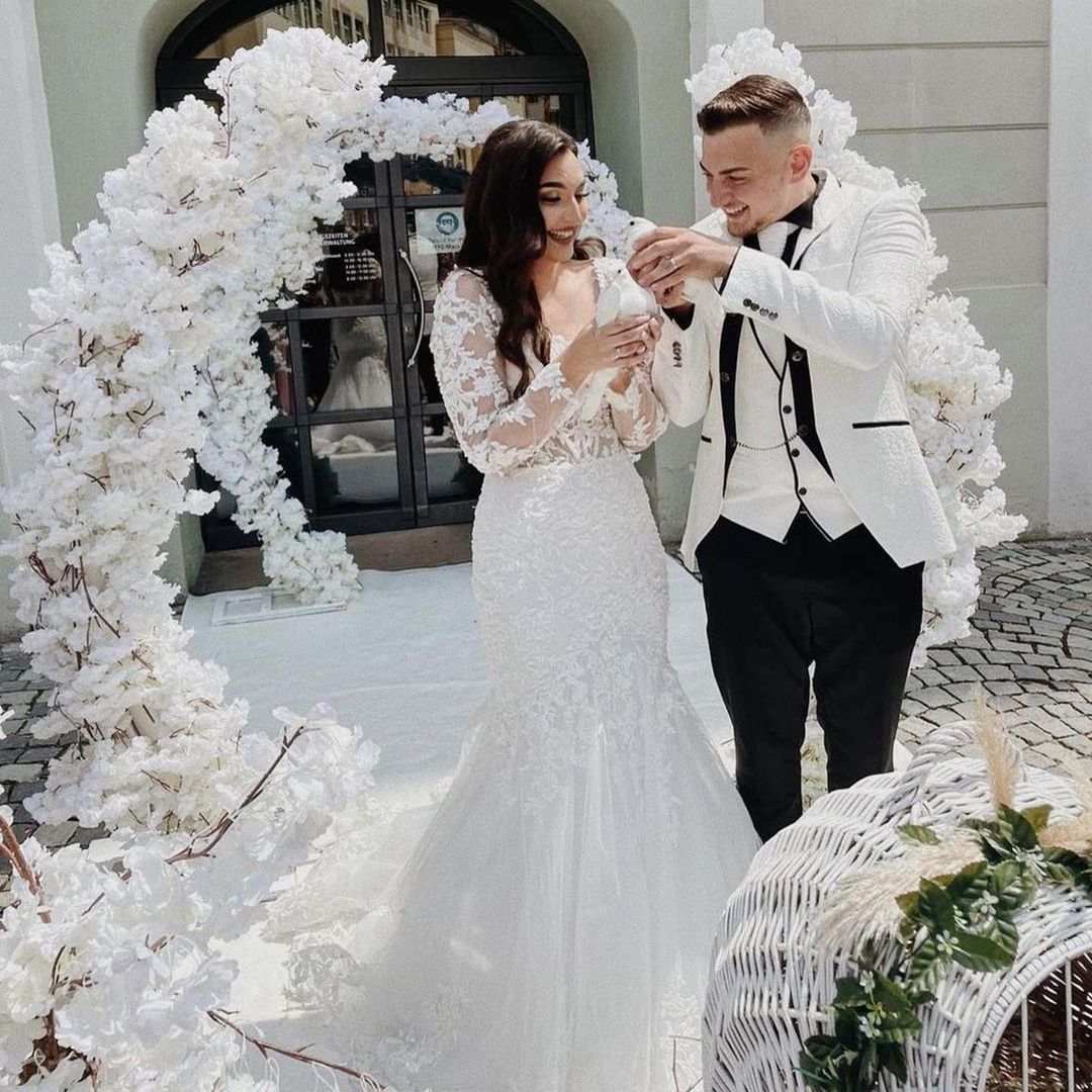 Long Sleeve Open Back Lace Mermaid Wedding Dress in Modest Style
