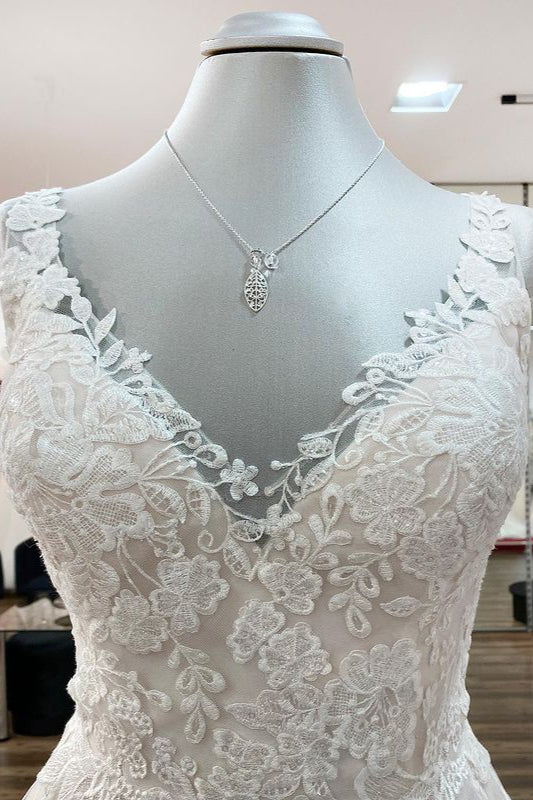 Long A-line Vintage Wedding Dresses With V-Neck, Open Back, and Lace Ruffles in Tulle